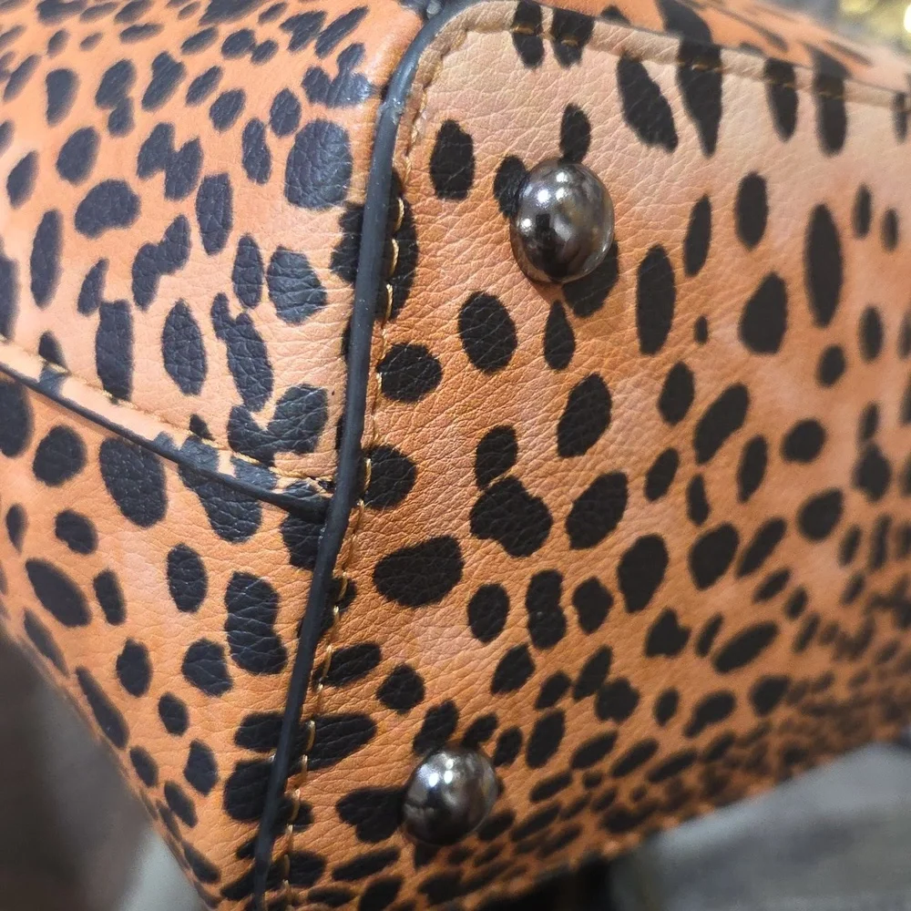 🖤🔹️Betsey Johnson 🔹️XOTOTE-L  Leopard Print 2pc Tote with Black Bag Charm - Picture 15 of 17